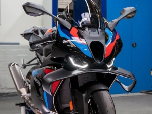 BMW M 1000 RR 2027 ganha chassi 1,3 kg mais leve e mantém 218 cv