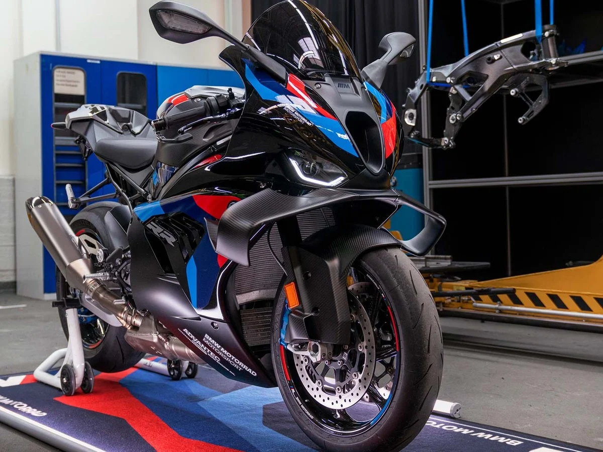 Quadro da BMW M 1000 RR com flexibilidade lateral controlada para curvas