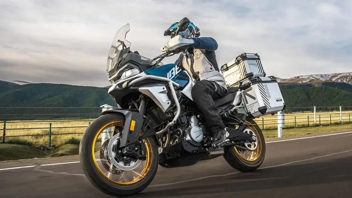Moto CFMOTO Ibex 450 aparece exposta em estúdio de divulgação