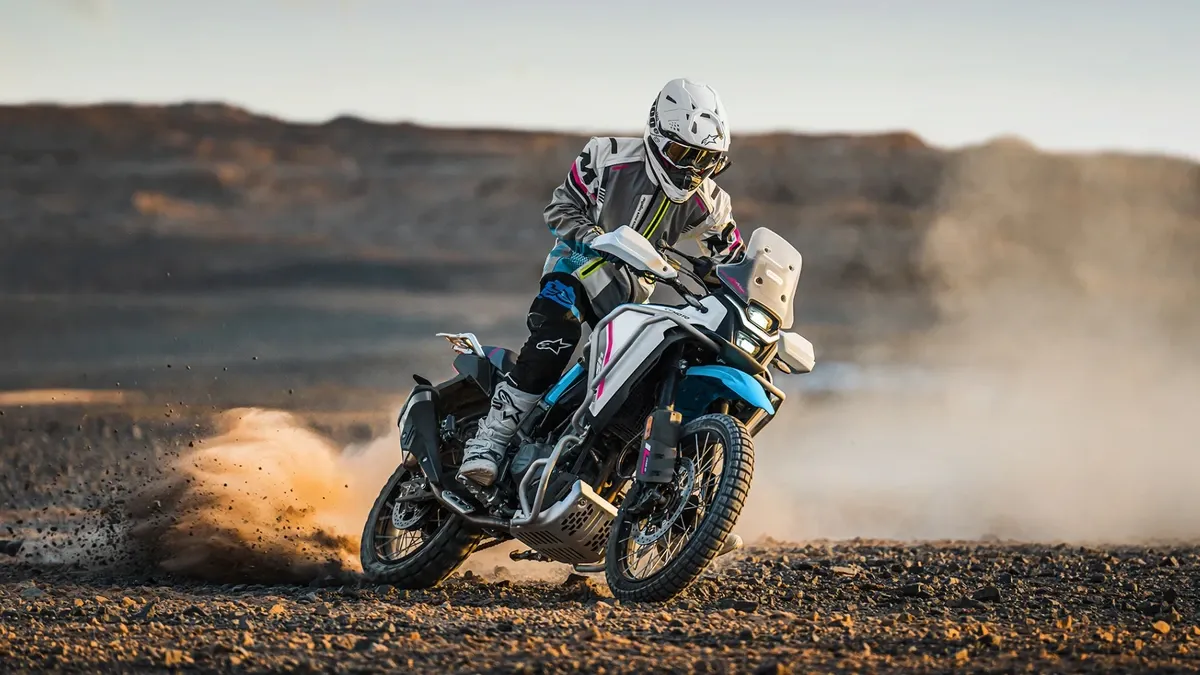 CFMOTO Ibex 700 aparece em imagem oficial dedicada à motocicleta
