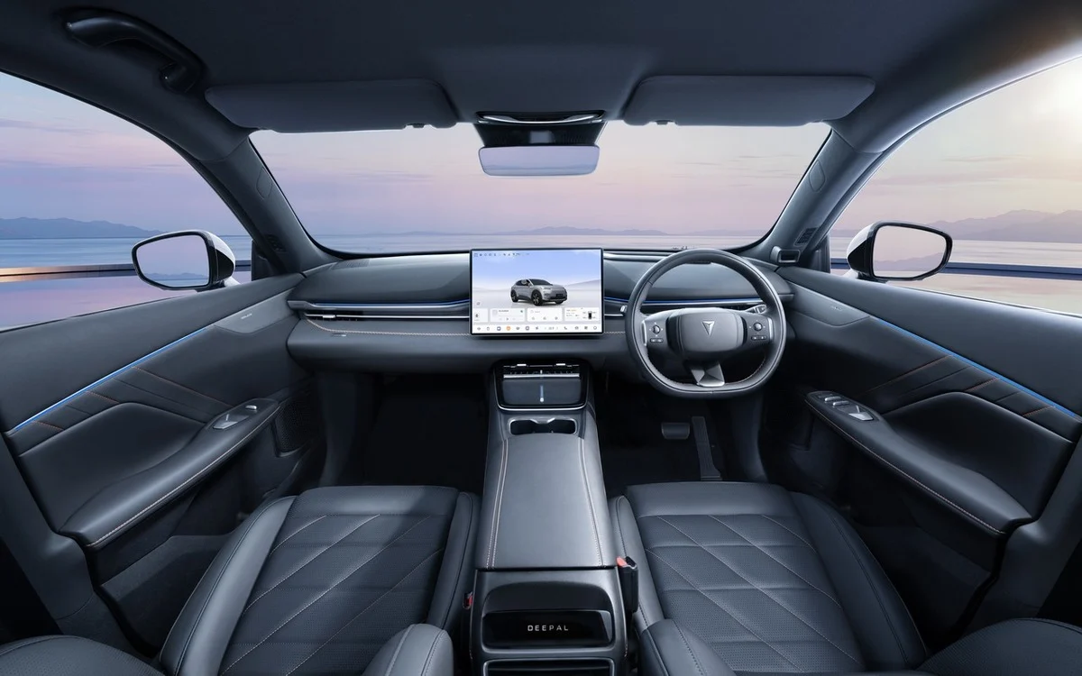 Painel do Changan Deepal S05 PHEV reúne tela multimídia de 15,4 polegadas
