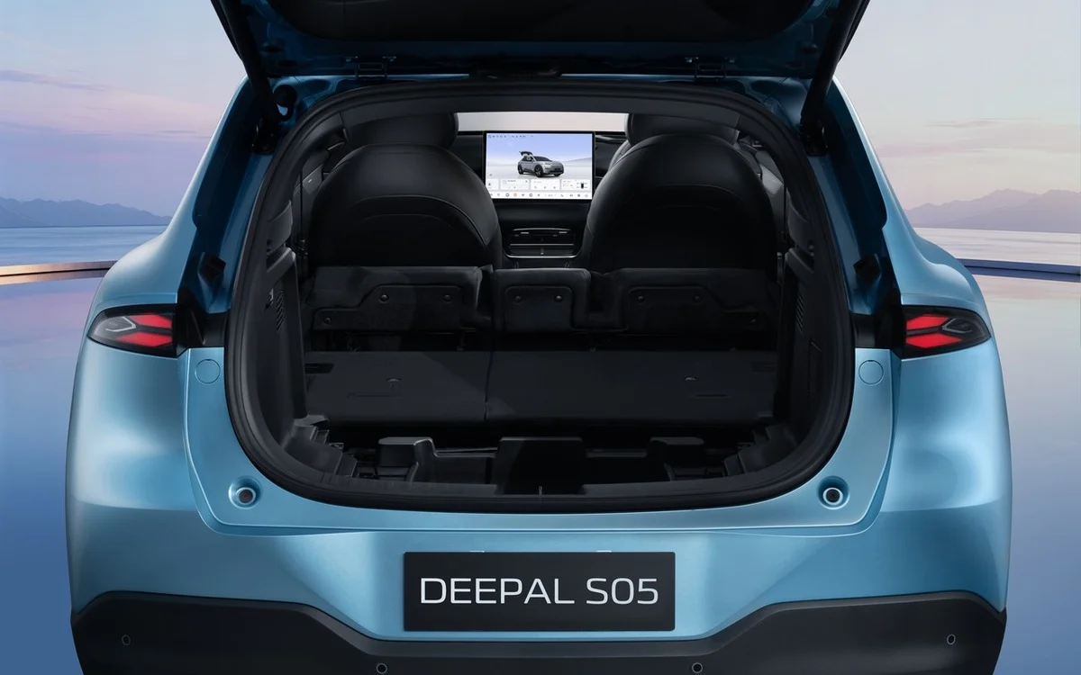 Porta-malas do Changan Deepal S05 PHEV tem capacidade informada de 552 litros