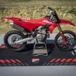 Ducati Desmo450 MX 2026 chega por R$ 99 mil; Factory custa R$ 139 mil