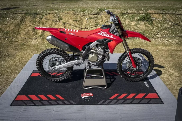 Ducati Desmo450 MX 2026 chega por R$ 99 mil; Factory custa R$ 139 mil