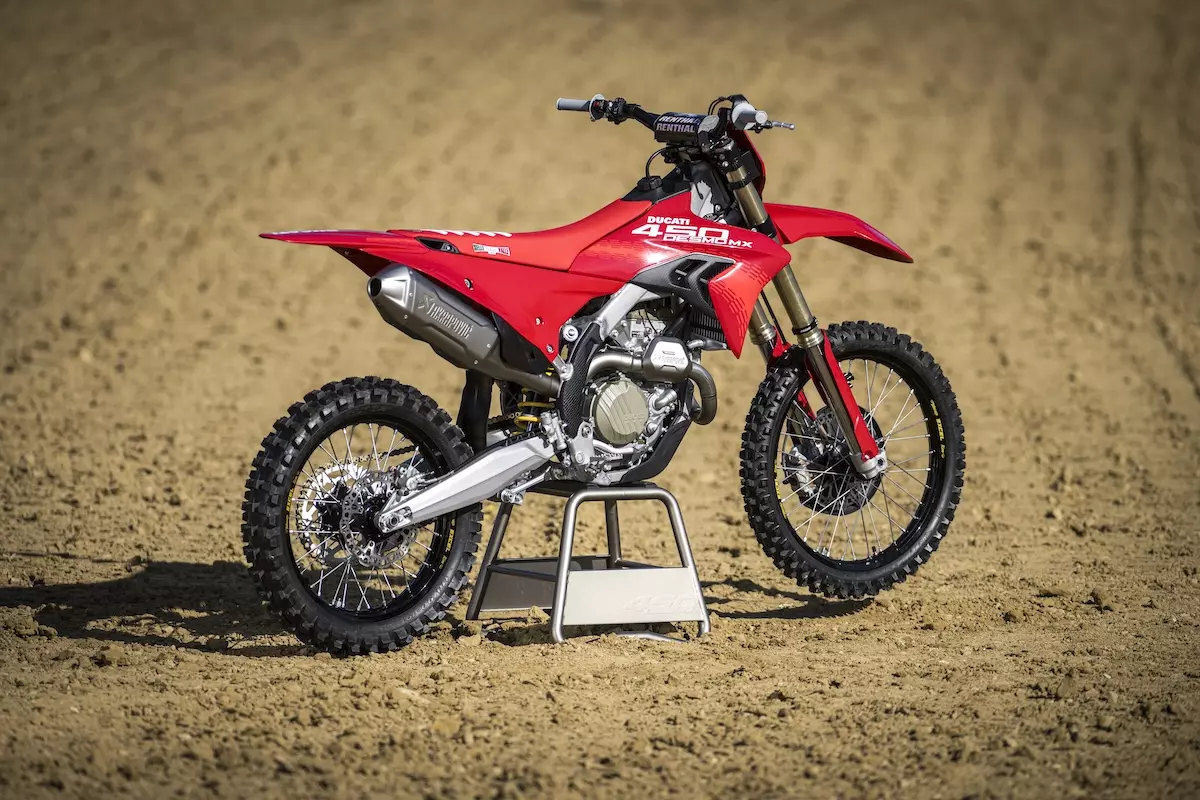 Ducati Desmo450 MX Factory equipada com escapamento Akrapovič de titânio
