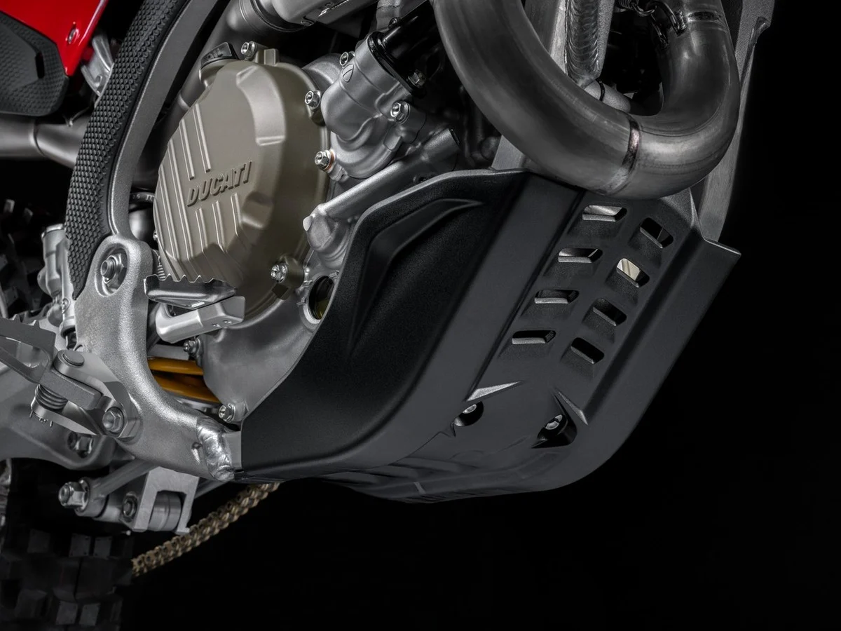 Ducati Desmo450 MX Factory estacionada em ambiente de competição