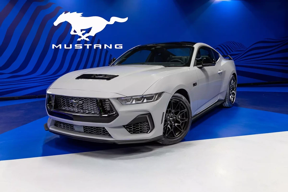 O Ford Mustang GT Performance 2026 exibe rodas pretas de liga leve com 19 polegadas