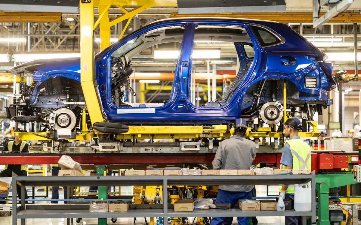 Geely EX5 EM-i na linha de produção paranaense durante a expansão industrial da Renault Geely