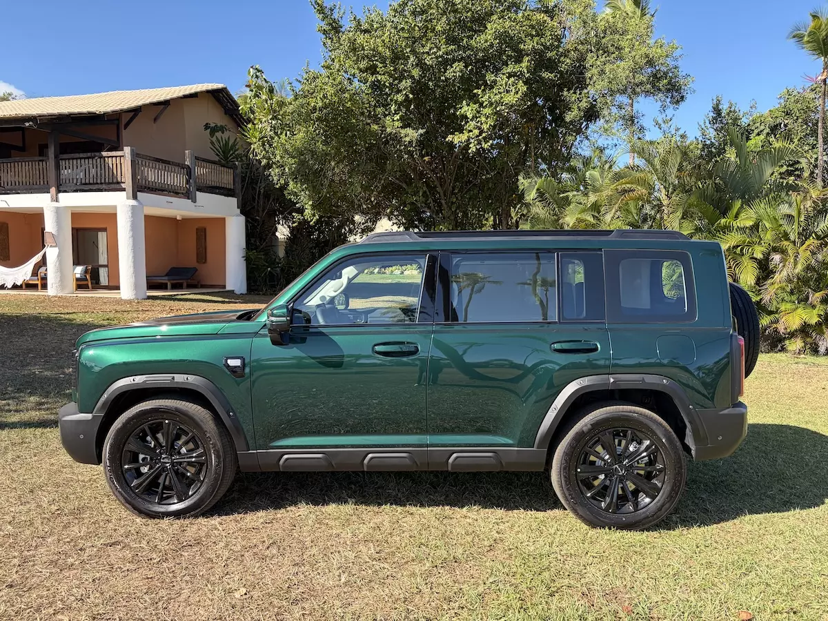 GWM Haval H7 em estúdio com grade ampla e faróis quadrados
