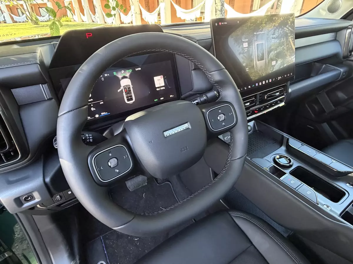 Interior do GWM Haval H7 mostrando central multimídia de 16 polegadas