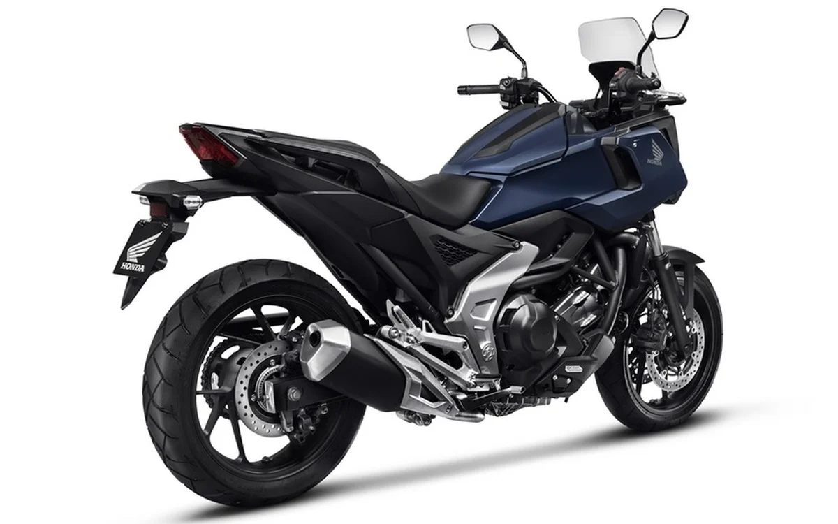 Honda NC750X 2027 exibe a pintura azul metálica Mat Noturno Blue Metallic.