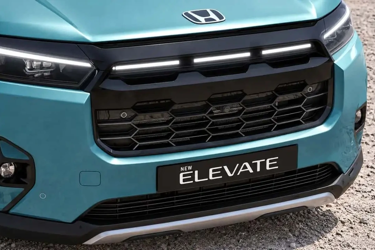 SUV compacto Honda WR-V estacionado em rua asfaltada exibindo nova grade frontal