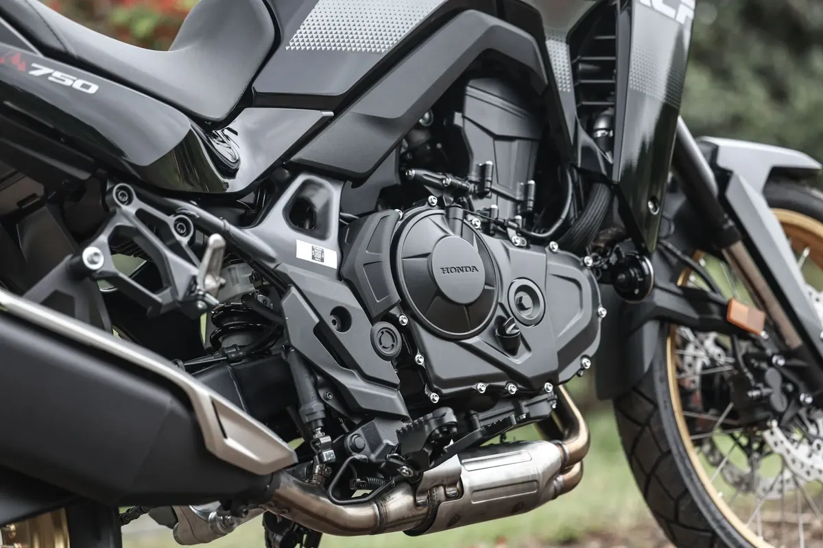 Honda XL750 Transalp exibe o motor bicilíndrico paralelo de 755 cm³.