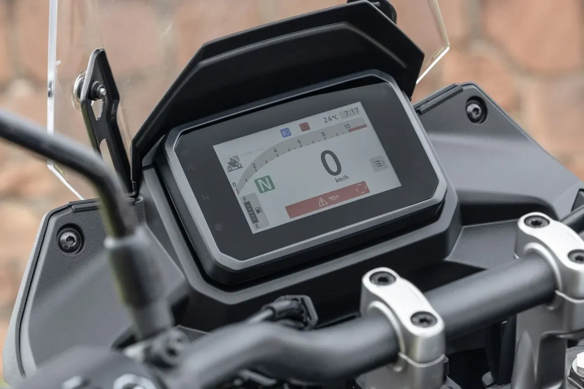 Honda XL750 Transalp apresenta painel TFT de 5 polegadas e comandos no guidão.