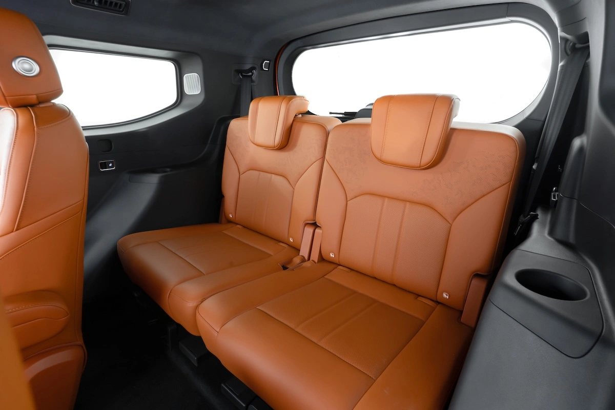 Jetour G700 exibe carroceria sobre chassi e estepe instalado na traseira