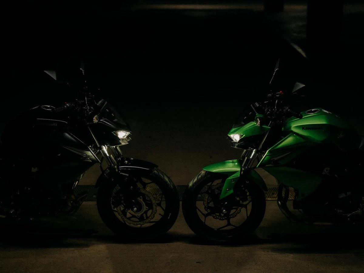 Painel LCD da Kawasaki Z300 2027 mostra conta-giros em barra