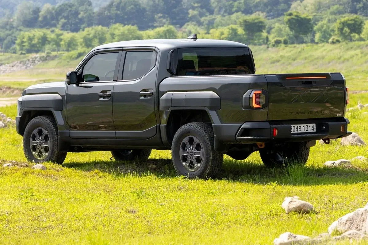Kia Tasman PGL aparece com carroceria de picape média e caçamba de 1.173 litros