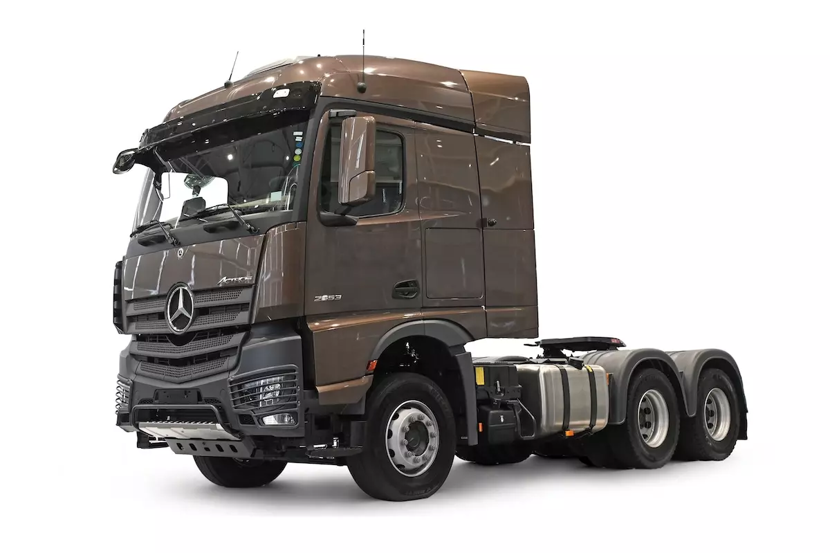 Mercedes-Benz Actros 2653 6x4 recebe para-choque elevado e protetores do Pacote Robustez
