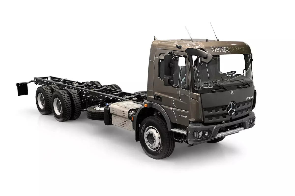 Mercedes-Benz Atego 3433 aparece em configuração com tanque para apoio à mineração