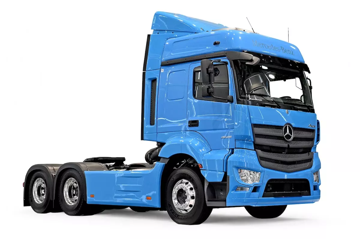 Mercedes-Benz Axor recebe pintura Azul Claro retrô em referência aos caminhões L 312 e 1113