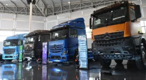 Mercedes-Benz na Fenatran 2026: caminhões, segurança e serviços digitais