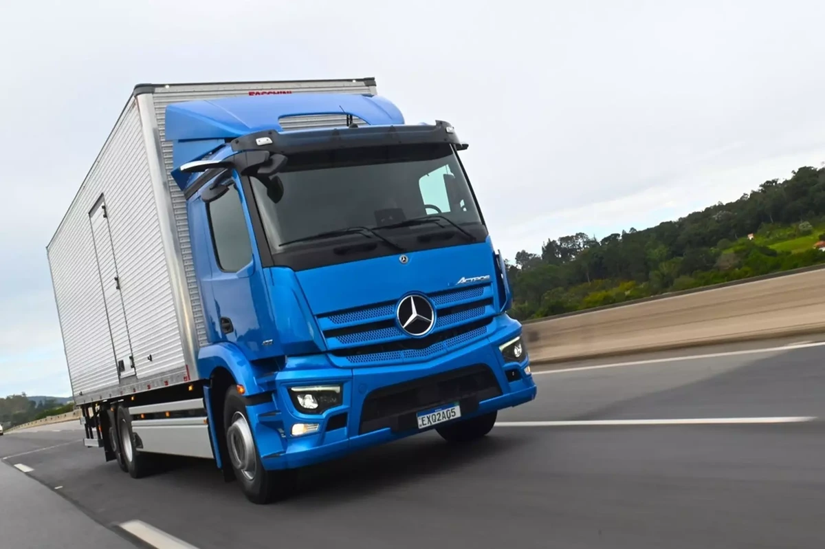 Mercedes-Benz oferece vouchers de até R$ 4 mil para mulheres tirarem CNH D