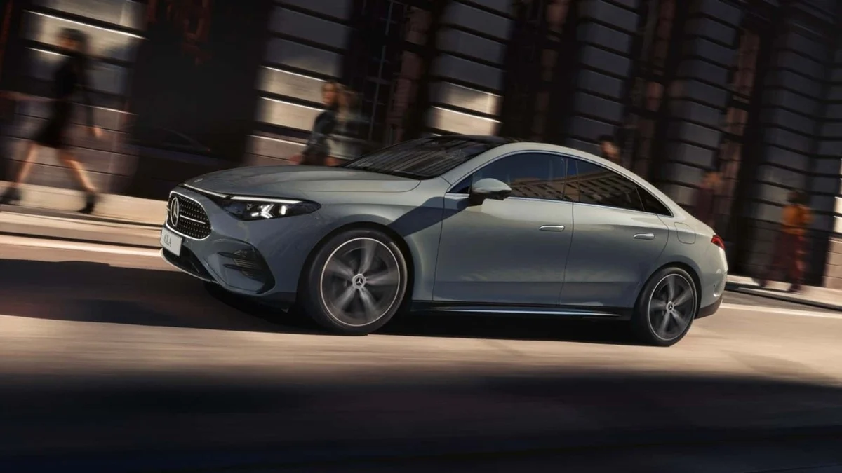 Mercedes-Benz CLA 200 AMG Line exibe carroceria cupê de quatro portas e rodas de 18 polegadas