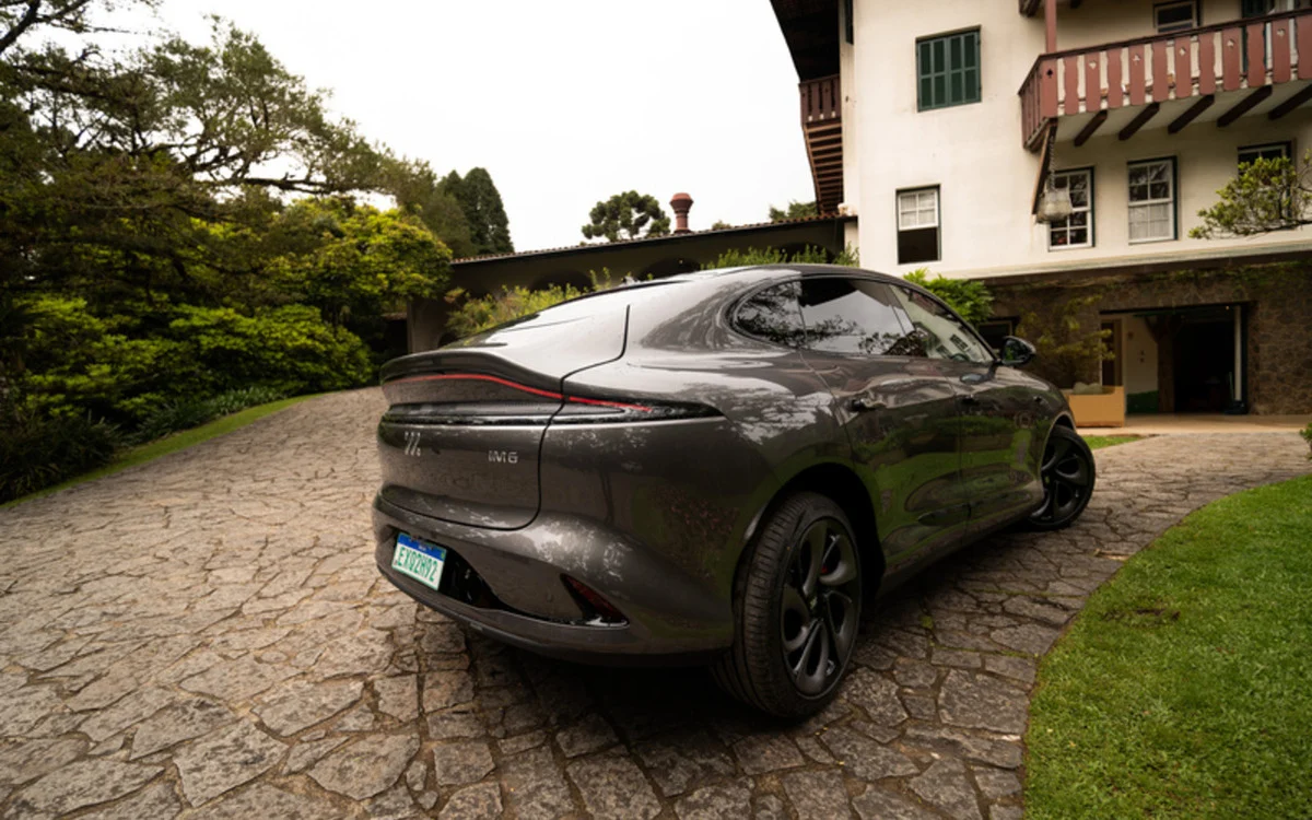 MG IM6 exibe carroceria de SUV elétrico na configuração internacional