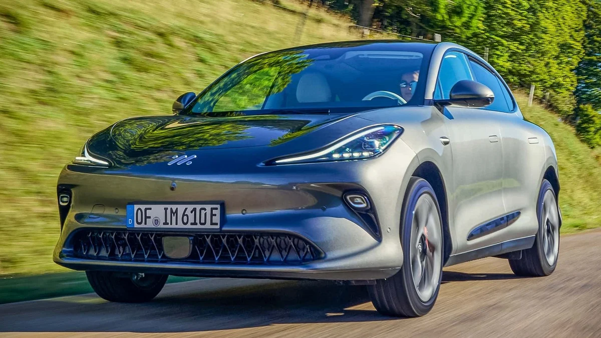 MG IM6 exibido com carroceria de SUV elétrico e rodas de 21 polegadas