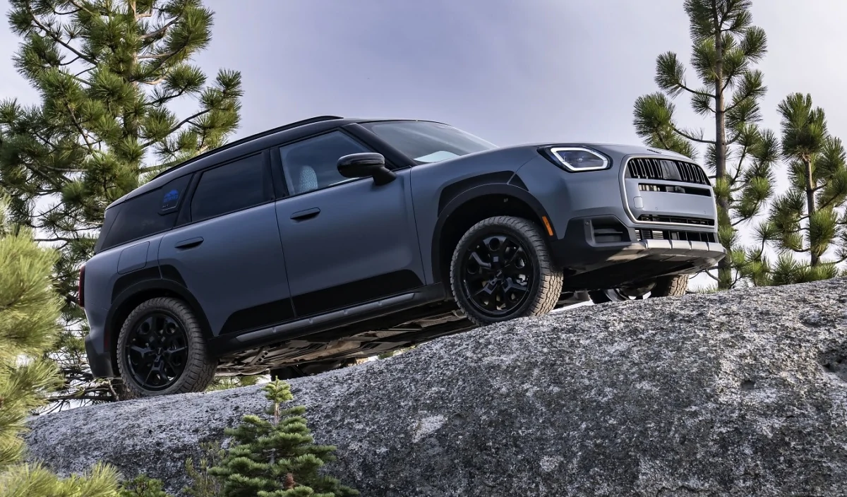 Mini Countryman estacionado em área externa durante apresentação da edição