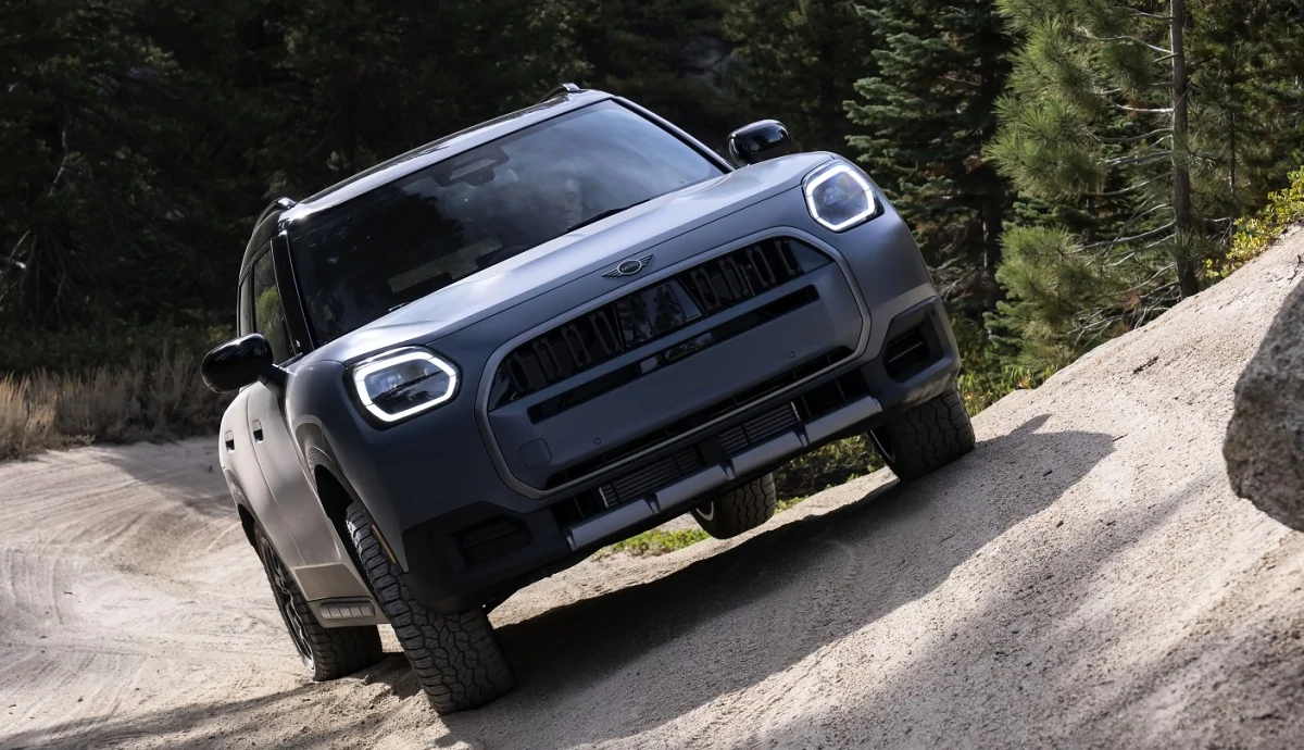 Mini Countryman Untamed leva pneus todo-terreno e teto para acampamento