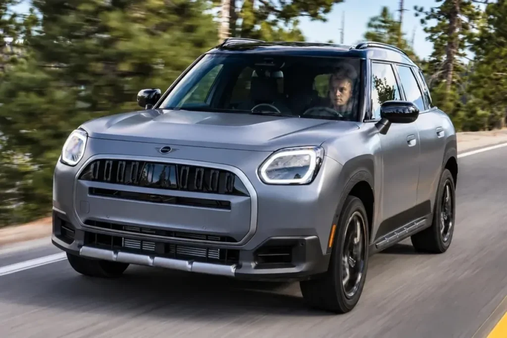 Mini Countryman Untamed leva pneus todo-terreno e teto para acampamento