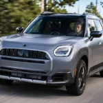 Mini Countryman Untamed leva pneus todo-terreno e teto para acampamento