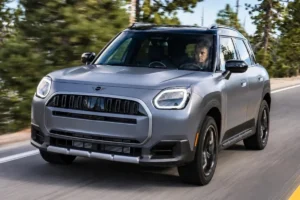 Mini Countryman Untamed leva pneus todo-terreno e teto para acampamento