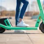Patinete elétrico pode dar multa sem placa: veja valores e regras do CTB