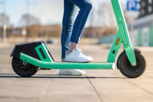 Patinete elétrico pode dar multa sem placa: veja valores e regras do CTB