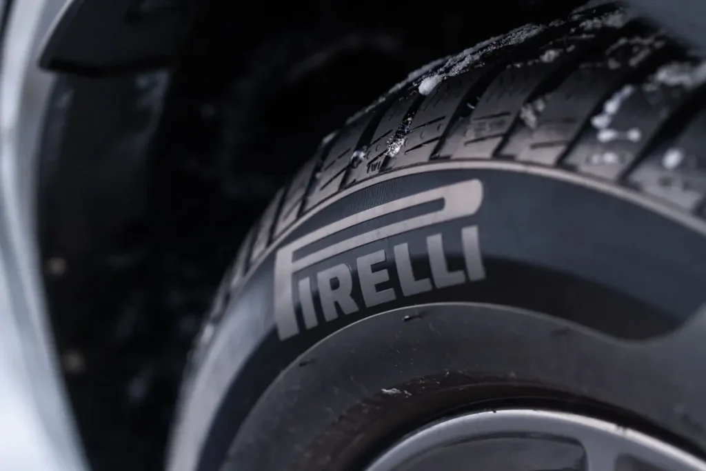 Pirelli Cyber Tyre: sensor no pneu reduz frenagem em 5,7 metros