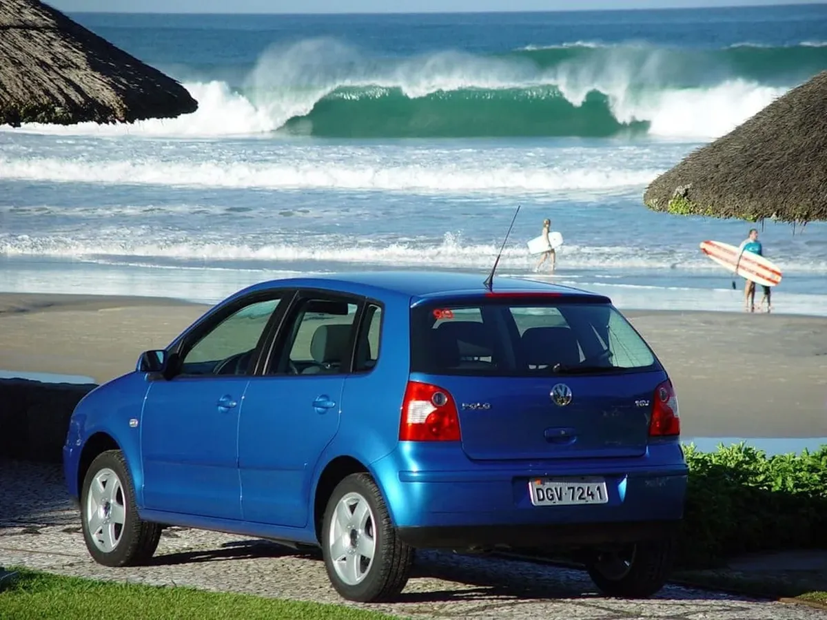 Polo hatch exposto em salão automotivo sob iluminação clara