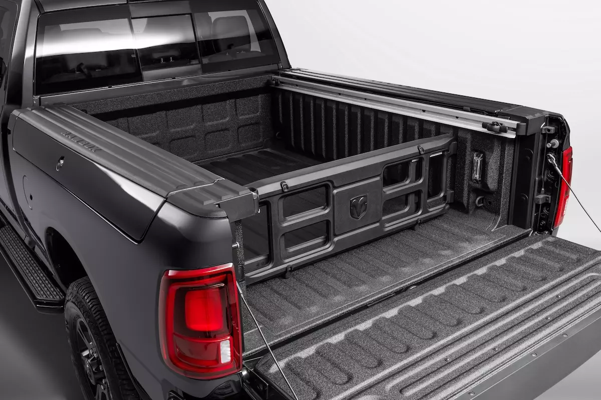 Ram 2500 Laramie Night Edition exibe grade preta brilhante e capô com entrada central de ar.