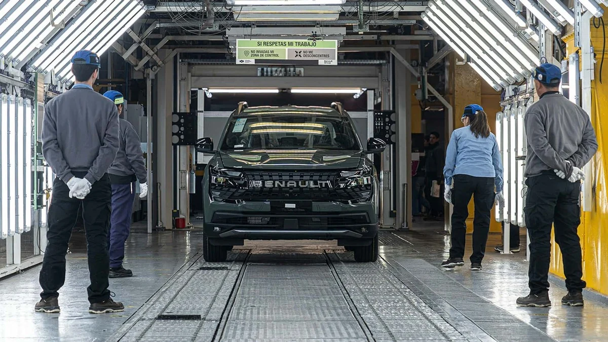 Nova Renault Niagara prata rodando em rodovia pavimentada com faróis acesos