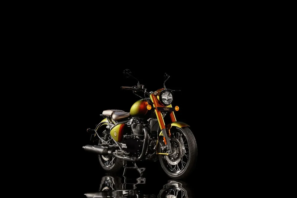 A pintura Hypershift da Royal Enfield Classic 650 alterna tons de vermelho, verde e dourado conforme a luz.