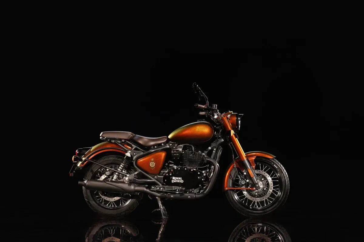 O tanque da Royal Enfield Classic 650 Hypershift traz emblema comemorativo dos 125 anos da fabricante.