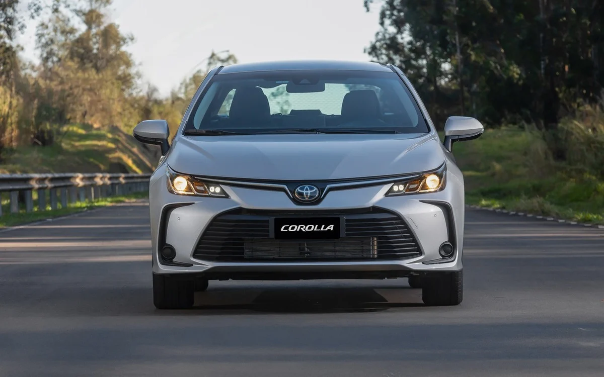 Toyota Corolla 2.0 flex reúne motor a combustão e transmissão CVT
