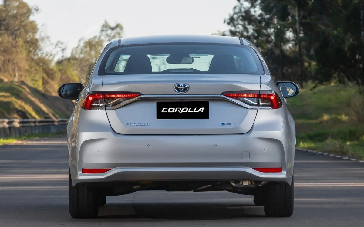 Toyota Corolla aparece em configuração sedã com a linha novamente disponível nas concessionárias brasileiras