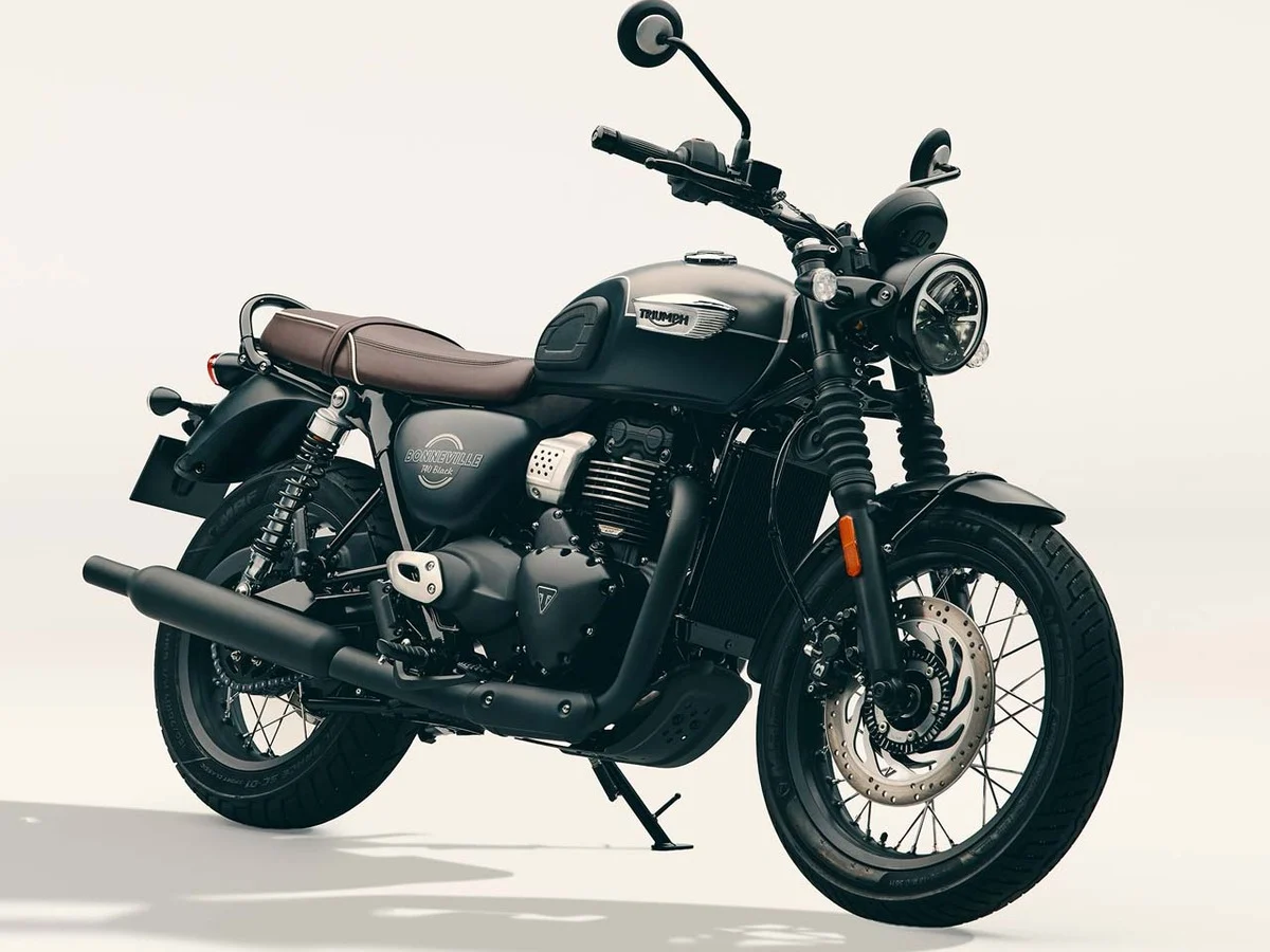 Triumph Bonneville T40 Black exposta com acabamento escurecido em ambiente urbano