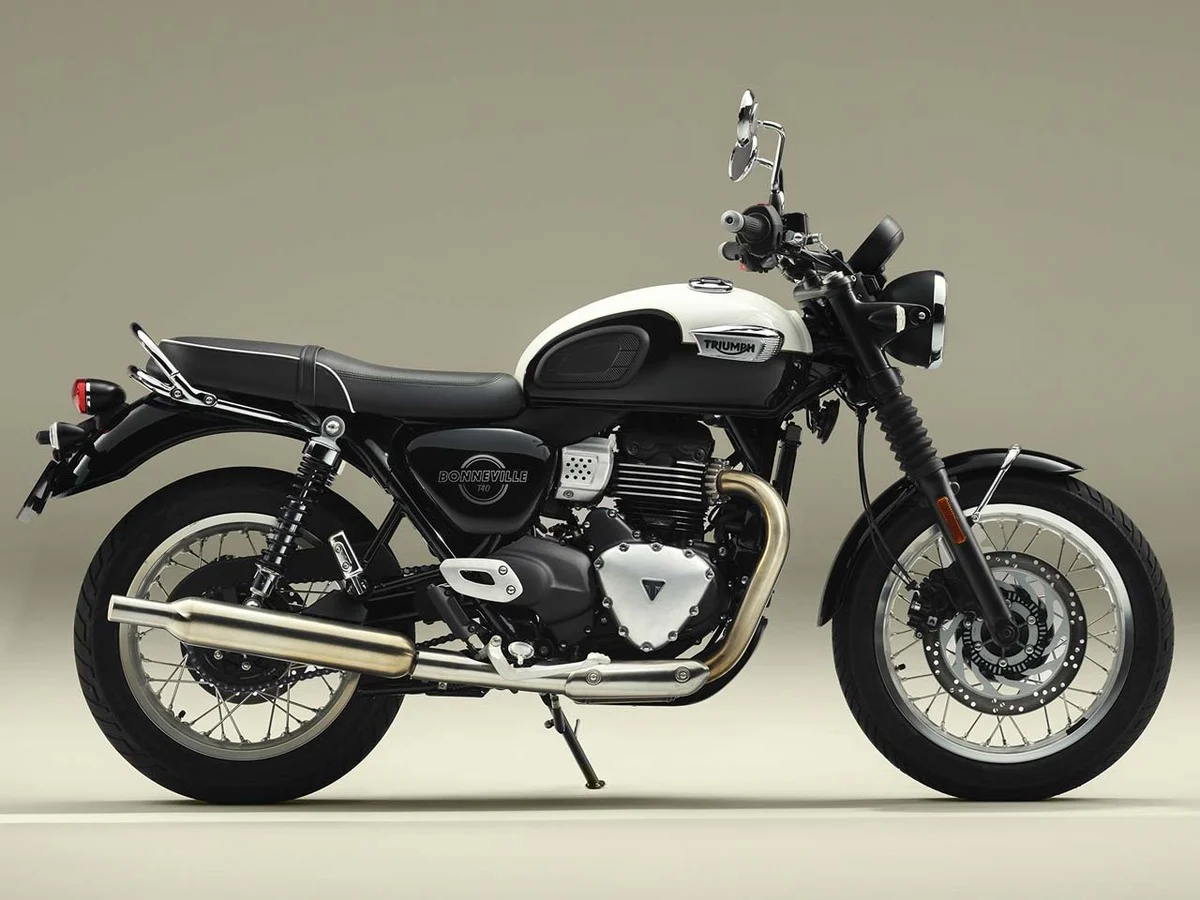 Triumph Bonneville T40 estacionada em rua asfaltada exibindo pintura clássica