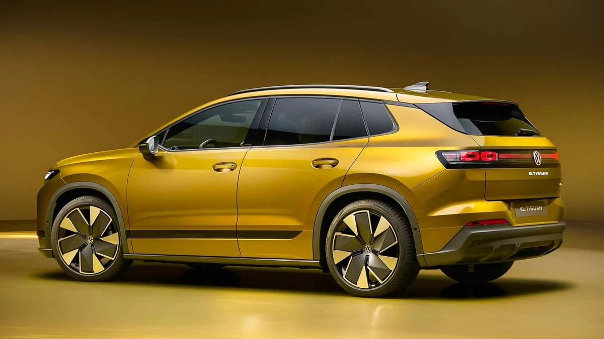 Volkswagen ID. Tiguan posicionado em piso nivelado exibindo régua luminosa traseira