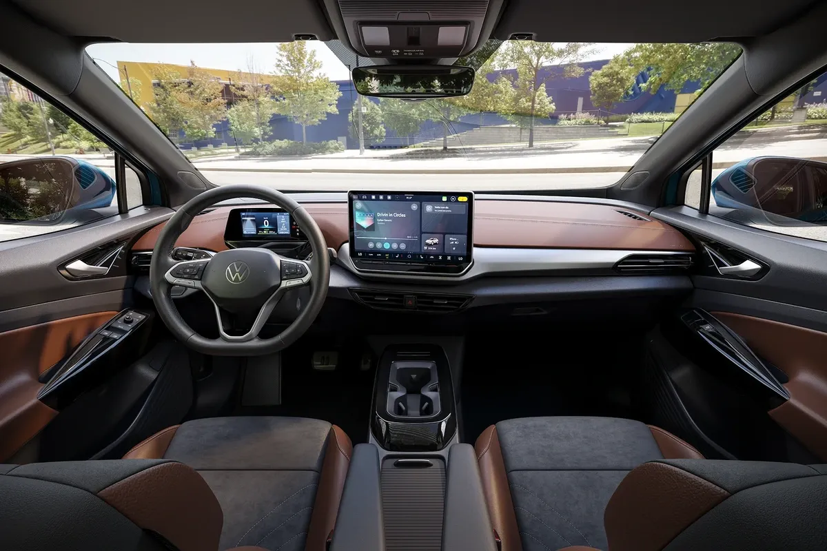 Cabine do Volkswagen ID.4 exibe painel digital em ambiente interno