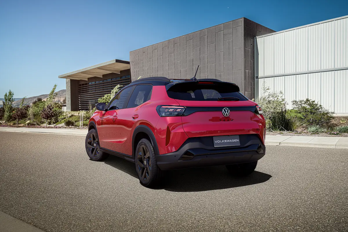 Volkswagen Tera estacionado em estúdio com iluminação de divulgação