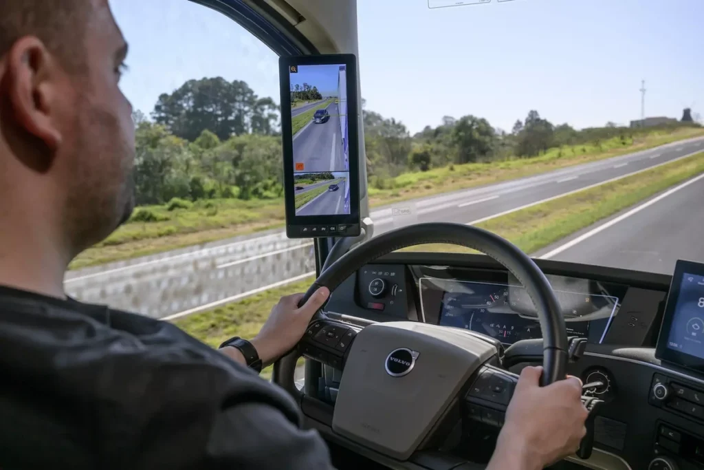 Volvo FH, FM e FMX ganham sistema que para o caminhão se houver sonolência